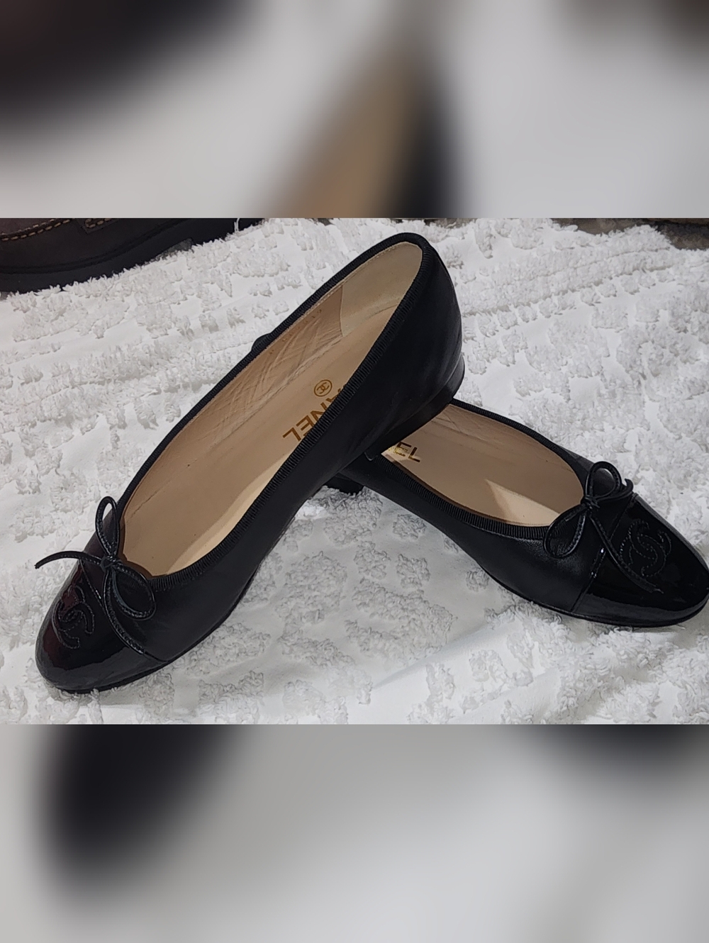 CHANEL Black Patent Leather Cap Toe Ballet Flats W/ Bow And Logo Size 8 - Picture 2 of 9